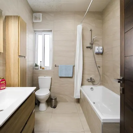 Hilltop - Stylish Comfort Living Close To The Sea, Bugibba Апартаменты