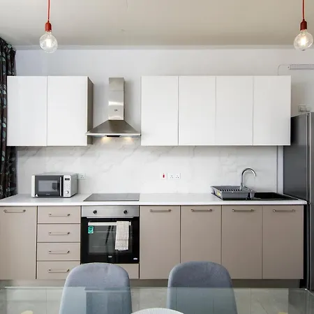 Hilltop - Stylish Comfort Living Close To The Sea, Bugibba 公寓