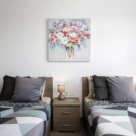 Hilltop - Stylish Comfort Living Close To The Sea, Bugibba Apartament *