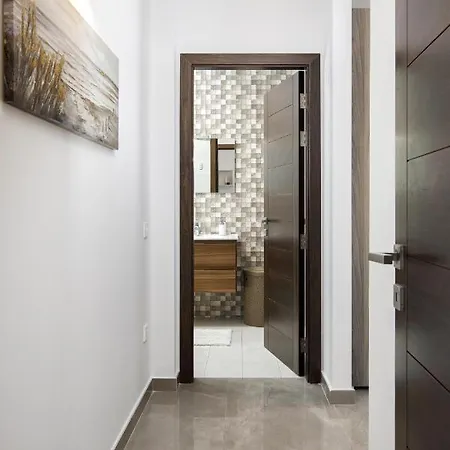 Hilltop - Stylish Comfort Living Close To The Sea, Bugibba 公寓 *