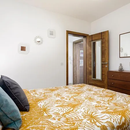 Hilltop - Stylish Comfort Living Close To The Sea, Bugibba 公寓