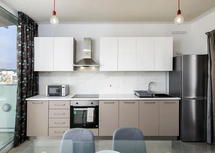 Hilltop - Stylish Comfort Living Close To The Sea, Bugibba Apartman