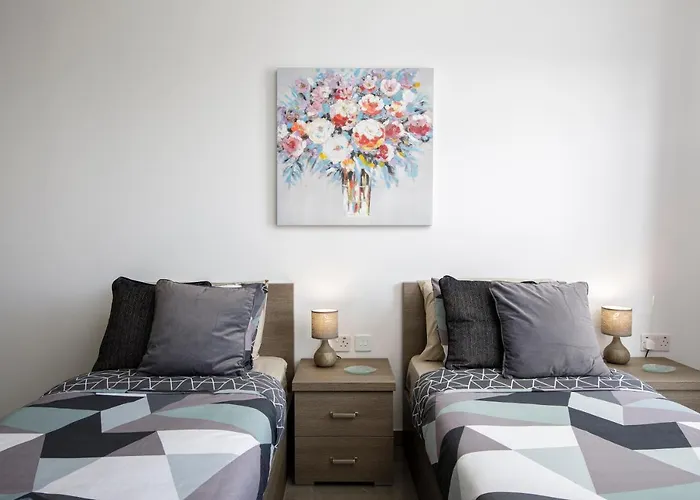 Hilltop - Stylish Comfort Living Close To The Sea, Bugibba Apartman *