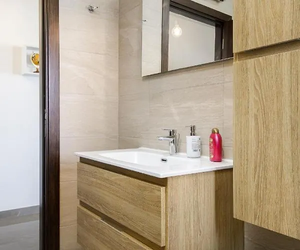 Hilltop - Stylish Comfort Living Close To The Sea, Bugibba