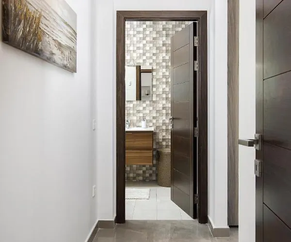 Hilltop - Stylish Comfort Living Close To The Sea, Bugibba Apartman *